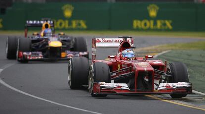 Fernando Alonso seguido por Sebastian Vettel.