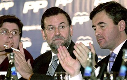 Acebes aplaude durante la convención del PP en Barcelona.