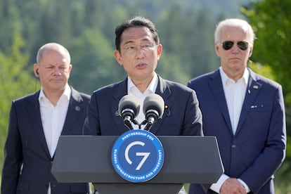 El primer ministro de Japón, Fumio Kishida dando una rueda de prensa en Elmau el 26 de junio rodeado del canciller Olaf Scholz (izquierda) y Joe Biden.