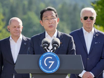 El primer ministro de Japón, Fumio Kishida dando una rueda de prensa en Elmau el 26 de junio rodeado del canciller Olaf Scholz (izquierda) y Joe Biden.
