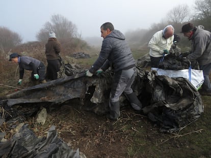 Miembros de la SGHN retiran plásticos agrícolas durante la limpieza de basura para recuperar el humedal de Antela en Gomareite.