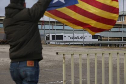 Llegada del autobús de la Guardia Civil a la cárcel de Soto del Real en Madrid, que traslada al exvicepresidente de la Generalitat Oriol Junqueras, los exconsellers Raül Romeva, Josep Rull, Jordi Turull y Joaquim Forn y los activistas Jordi Cuixart y Jordi Sànchez.