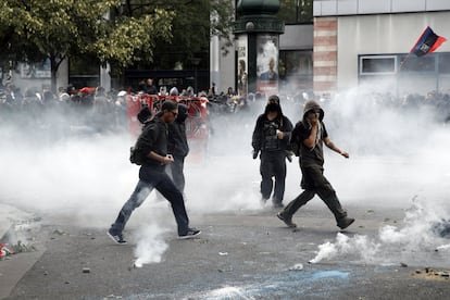 Varios manifestantes participan en la primera jornada de huelga en París.