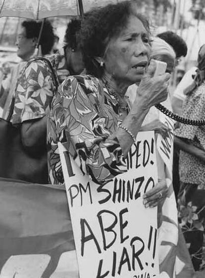 Lola Pilar Frías, en plena protesta frente a la Embajada de Japón en Manila.
