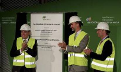 El Principe Felipe (centro), junto al president de la Generalitat, Alberto Fabra (dcha), y el presidente de Iberdrola, Ignacio Sánchez Galán, durante el acto de inauguración de la "Muela II" del complejo Hidroeléctrico Cortes - La Muela.