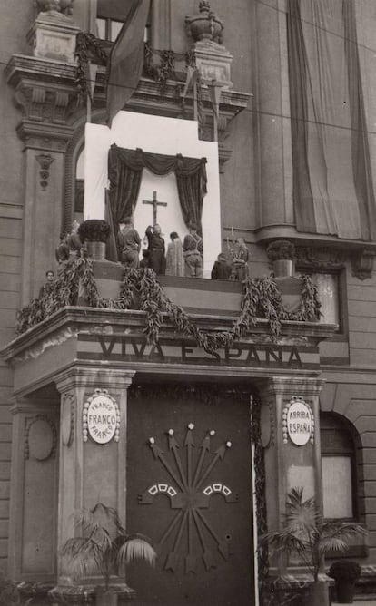 El escritor francés Jean Alloucherie, la corresponsal norteamericana Virginia Cowles y otras luminarias de la prensa internacional constataron que desde la terraza de la hostería que alojó a Franco comenzó a emitir EAJ-56, Radio Nacional de España. En la imagen, fachada del Hotel Carlton de Bilbao, en la Guerra Civil española.