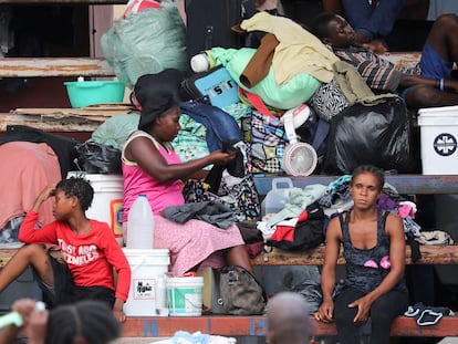 Personas que huyen de la violencia de las bandas se refugian en un pabellón deportivo, en Puerto Príncipe, Haití, el 1 de septiembre.