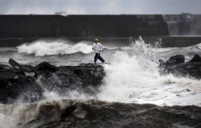 Un hombre corre junto a las olas en San Esteban de Pravia, en Asturias, el 8 de febrero de 2016.