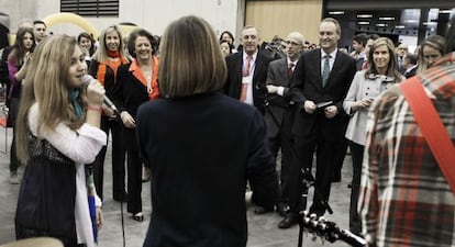 FABRA, MATO Y LA FAMILIA. El presidente del Consell acompa&ntilde;&oacute; ayer a la ministra de Sanidad y Servicios Sociales, Ana Mato, en el Congreso Nacional de Familias Numerosas celebrado en Valencia.