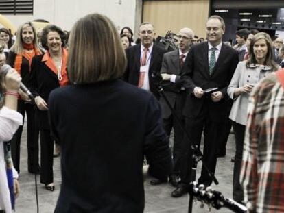 FABRA, MATO Y LA FAMILIA. El presidente del Consell acompa&ntilde;&oacute; ayer a la ministra de Sanidad y Servicios Sociales, Ana Mato, en el Congreso Nacional de Familias Numerosas celebrado en Valencia.