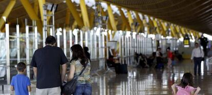 Varios viajeros en el aeropuerto Adolfo Su&aacute;rez Madrid-Barajas.