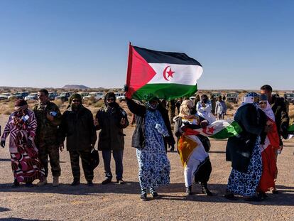 Miembros de la comunidad saharaui que viven en territorio marroquí asisten a una muestra de maniobras militares de la República Árabe Saharaui Democrática en Mehaires.
