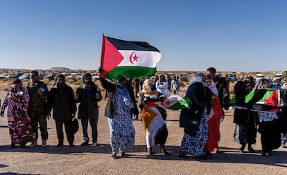 Miembros de la comunidad saharaui que viven en territorio marroquí asisten a una muestra de maniobras militares de la República Árabe Saharaui Democrática en Mehaires.