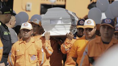 Brigadistas cargan el féretro del niño Maximiliano Tabares, asesinado en el municipio de Remedios, en el departamento de Antioquia, en septiembre de 2022.