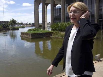 Procuradora rebelde venezuelana, Luisa Ortega, deixa o Itamaraty em Brasília.