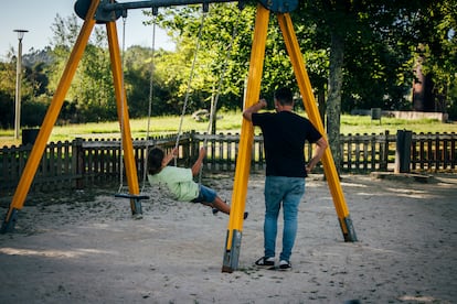 Un padre juega con su hijo en un parque infantil de Santiago, este viernes.