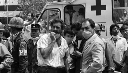 El tenor Plácido Domingo en labores de rescate el 25 de septiembre de 1985.