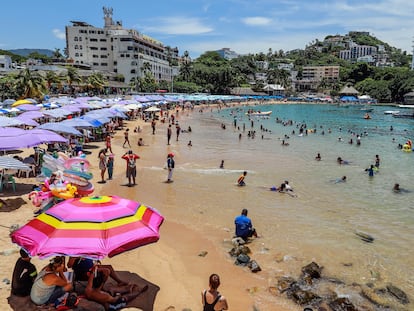 Turistas disfrutan en una playa del pacífico mexicano, el 9 de agosto, en Acapulco, Estado de Guerrero (México).