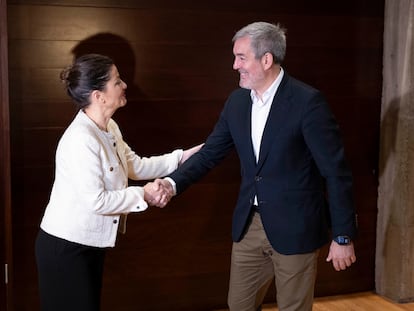 La ministra de Juventud e Infancia, Sira Rego, saluda este miércoles al presidente de Canarias, Fernando Clavijo, en la sede del Gobierno de Canarias en Santa Cruz de Tenerife.