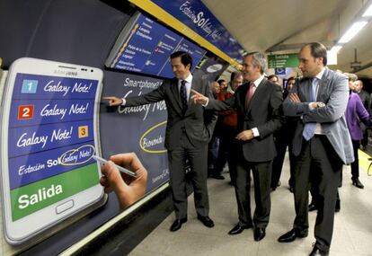 Campaña de publicidad de Samsung en el metro de Madrid.