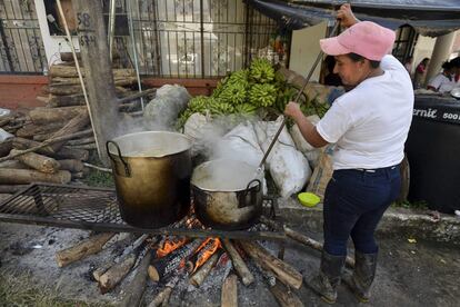 Una mujer indígena cocina para las víctimas de las inundaciones de Mocoa (Colombia), el 4 de abril de 2017. El gobierno colombiano declaró en estado de emergencia económica a la localidad de Mocoa, declarando más de 300 fallecidos, entre ellos al menos 43 son niños.