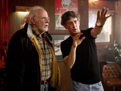 Alexander Payne (derecha) da instrucciones al actor Bruce Dern durante el rodaje de &#039;Nebraska&#039;.