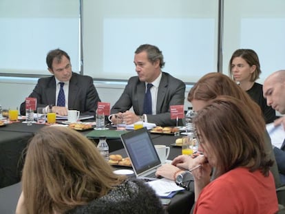 Miguel Zurita, Juan Luis Ram&iacute;rez y Beatriz Gonz&aacute;lez, en la presentaci&oacute;n de Ascri de ayer.  