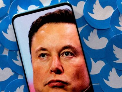 Una imagen de Elon Musk en la pantalla de un móvil junto a logos de Twitter. 