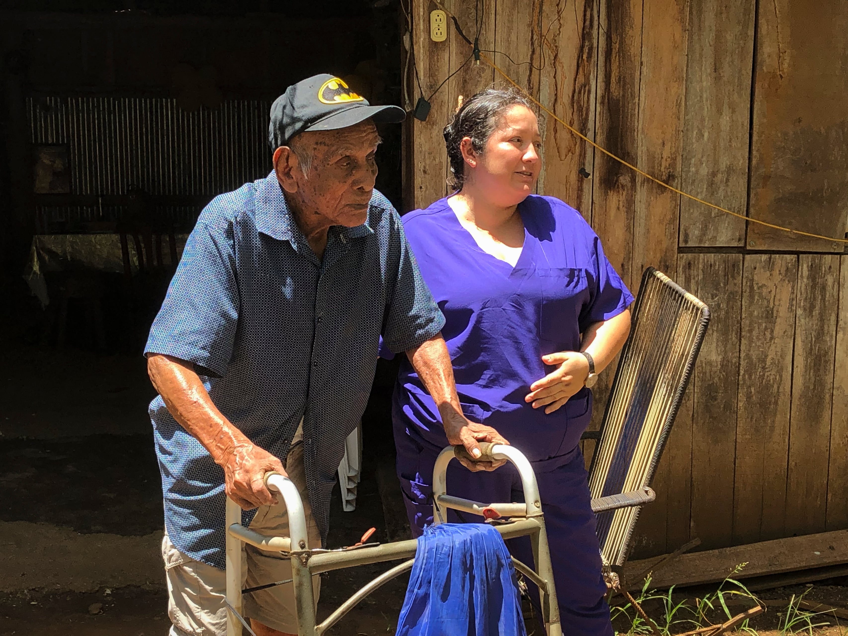 José Flores Flores y su nieta Hellen Flores.