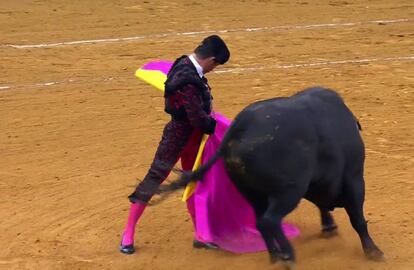 Diego Urdiales, en una media verónica a su primer toro.