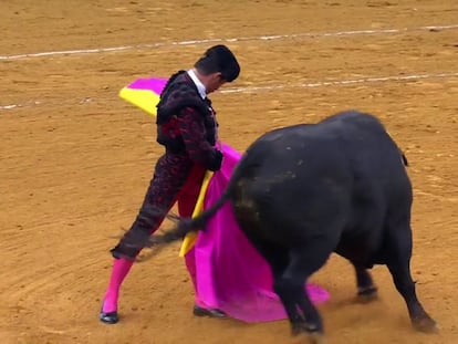 Diego Urdiales, en una media verónica a su primer toro.