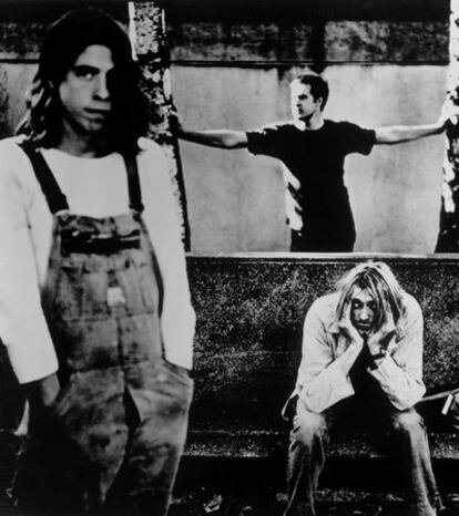 Dave Grohl, Krist Novoselic (al fondo) y Kurt Cobain, en una foto de principios de los noventa.