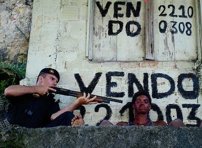 Fotograma de la película brasileña <i>Tropa de élite,</i> de José Padilha, Oso de Oro en la última Berlinale.