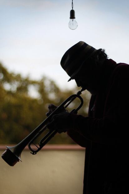 Jerry González, que actuará en el Festival de Jazz de Madrid, en la terraza de su casa.