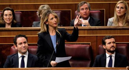 La portavoz del PP, Cayetana Álvarez de Toledo, interviene al comienzo de la sesión de investidura de Pedro Sánchez como presidente del Gobierno, este sábado en el Congreso de los Diputados.