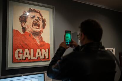 Un visitante en la exposición de los 50 años del robo de la espada de Bolívaren el Museo Nacional, en enero de 2023.