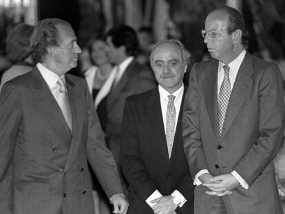 Don Juan Carlos, junto a Fernando Almansa y Rafael Spottorno, durante una recepción en 1998.