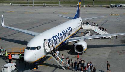 Los pasajeros suben a un avión Ryanair