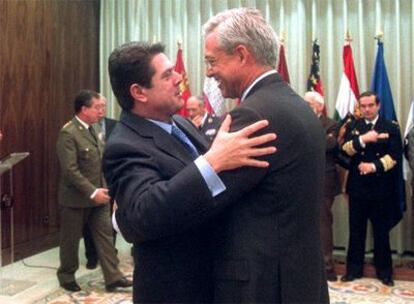Federico Trillo abraza a Javier Jiménez-Ugarte en la toma de posesión de éste en 2001.