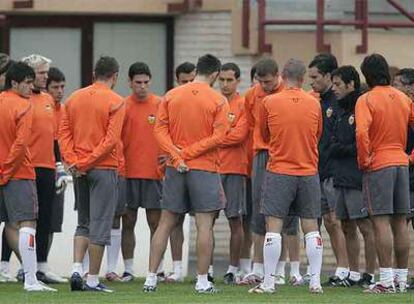 Quique Flores (a la derecha) da instrucciones antes del entrenamiento de ayer a sus jugadores, entre ellos Ayala (a su lado, de espaldas).