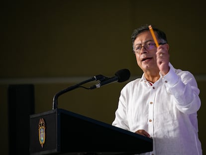 Gustavo Petro durante el  Congreso Nacional de ACOPI.