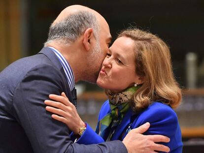 El comisario de asuntos económicos Pierre Moscovici y la ministra de Economía, Nadia Calviño