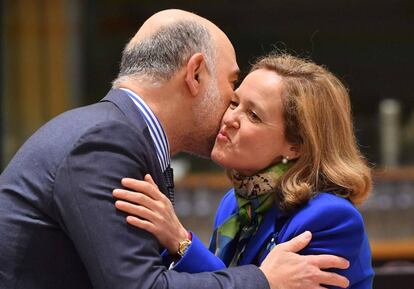 El comisario de asuntos económicos Pierre Moscovici y la ministra de Economía, Nadia Calviño