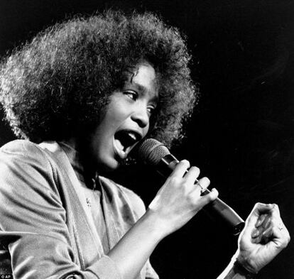 Whitney, que llevaba la música en la sangre, comenzó a actuar en los locales de Nueva York junto a su madre, la cantante 'gospel' Cissy Houston, desde los 13 años. A los 15 hizo los coros de la canción 'I'm every woman' de Chaka Khan, que más tarde ella inmortalizaría en su celebérrima versión