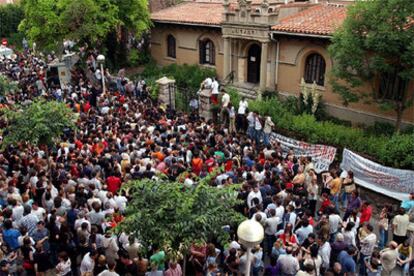 Cientos de personas se han concentrado ante los juzgados de Berga para pedir el encarcelamiento de los detenidos por la muerte del joven Josep Maria Isanta.