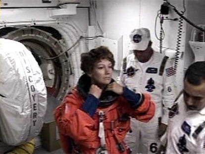 La comandante de la misión espacial, Eileen Collins, se dispone a entrar en la nave.
