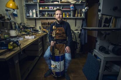 Fernando Soler trabaja en su taller en Malasaña.