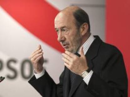 El secretario general del PSOE, Alfredo Pérez Rubalcaba, durante su comparecencia ante los medios tras la reunión de la Comisión Permanente de PSOE ayer.