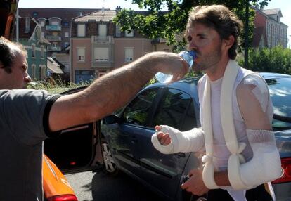 Samuel Sánchez, con los dos brazos vendados, a su salida del hospital