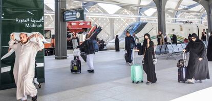 Varios pasajeros recién llegados en el tren procedente de La Meca y Yedda, se dirigen a la salida en Medina. Medina es la segunda ciudad santa del islam: allí murió mahoma en el año 632. La línea se llama Haramain High Speed Railway. Haramain significa 'Dos santuarios', en referencia a Medina y La Meca.